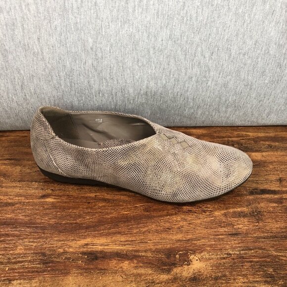 Gucci Womens Size 11 M Flats Loafers Slip On Shoes Italy Taupe - Picture 3 of 9